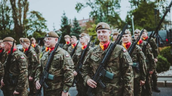 Polonia e hotărâtă să nu mai lase istoria să se repete. Polonezii plănuiesc ca forțele Armatei să crească la 220.000 de militari în 2024