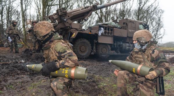 ”Donăm toată artileria noastră Ucrainei”, anunță premierul danez. Artileria rămâne cheia, dar Kievul își face partea și crește producția de muniții și drone