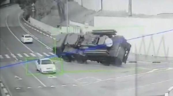 Când nu le pierd pe front, rușii își distrug singuri echipamentele: Sistemul antiaerian Pantsir-S1 s-a răsturnat în timp ce rula pe șosea