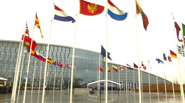 După 200 de ani de neutralitate drapelul Suediei a fost ridicat la sediul NATO. „Rusia sub Putin a eșuat, NATO e de azi o Alianță mai mare și mai puternică”