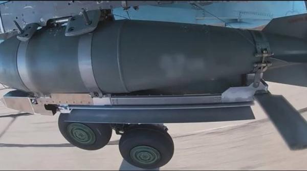 Ucraina construiește 2.000 de kilometri de fortificații pe trei linii, dar pericolul imediat rămâne: Rusia lovește eficient cu vechile bombe de aviație, transformate în arme moderne