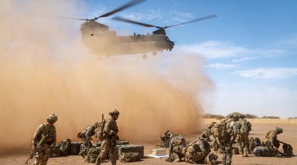 Macron reafirmă că există posibilitatea unor „operațiuni la sol” în Ucraina iar puterea Armatei Franței constă în faptul că „o putem face”