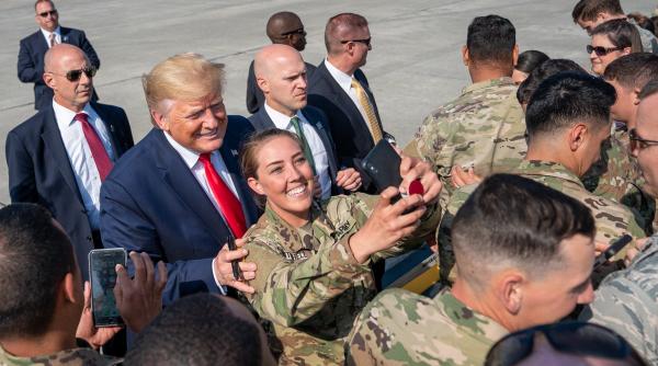 Trump liniștește Europa. Amenințările la adresa NATO sunt în primul rând o tactică de negociere: SUA nu trebuie să plătească pentru toți