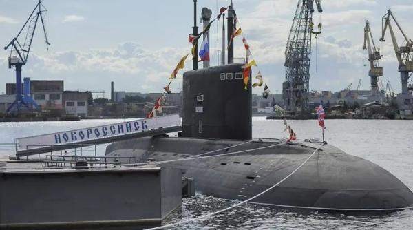 După ce au pictat avioane pe asfalt, rușii au început să deseneze și siluete de submarine false în bazele navale de la Marea Neagră