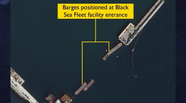 Rușii încearcă să apere baza navală din Novorossiisk cu barje: După recentele atacuri ale ucrainenilor, cele mai importante nave ruse au fost mutate din Crimeea