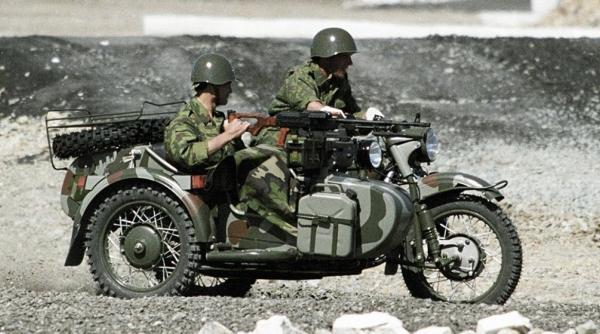 Armata Rusiei luptă în Ucraina ca în Mad Max. Rușii atacă cu tancuri „țestoasă” și folosesc intens motocicletele pe front