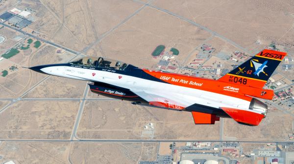 SUA duc F-16 la următorul nivel: Cel mai înalt oficial din U.S. Air Force va zbura pe un avion pilotat de inteligența artificială