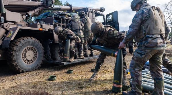 ”Economia de război nu este mâine, este aici”. Franța lui Macron nu exclude nici varianta rechizițiilor pentru accelera producția militară