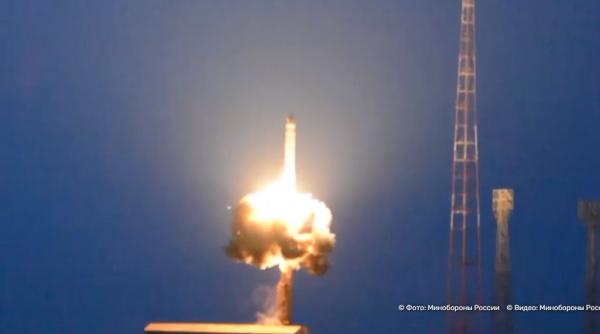 Rușii au testat o nouă armă ”fără egal”: Racheta balistică intercontinentală lansată recent a început să facă viraje non-balistice