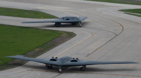 O nouă demonstrație de forță a SUA: 12 bombardiere B-2 „stealth” în aer deodată