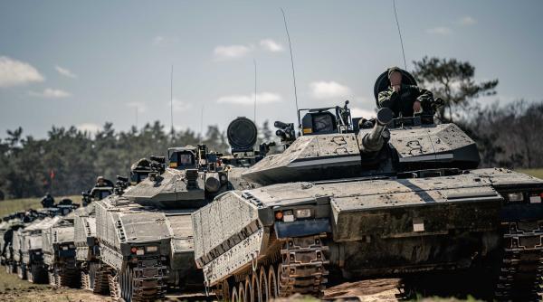 Se ascut săbiile pentru viitoarea mașină de luptă a Armatei României: CV90 confirmă că vrea în competiția unde Redback și-a anunțat deja prezența