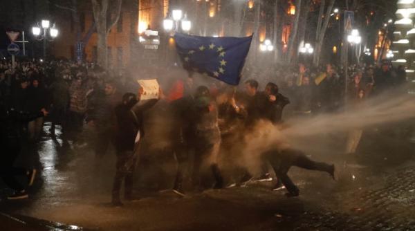 Violențe în Georgia după ce guvernul pro-rus a folosit forța asupra celor care manifestau împotriva legii „influenței străine” pe model rusesc