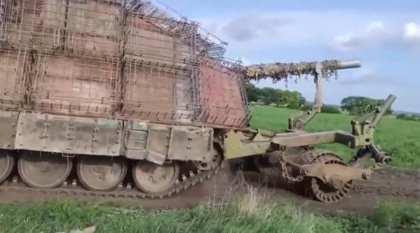 O armată de țestoase (Video). Rusia a prezentat o nouă ciudățenie mecanizată pe front: Un tanc-țestoasă uriaș, împotriva dronelor