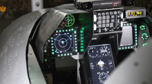 Ucraina primește primul simulator de zbor pentru avionul de luptă F-16 (Foto/Video): Tinerii piloţi ucraineni sunt îndemnaţi să-l testeze