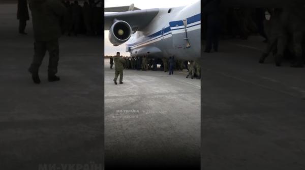 Rușii caută noi valențe pentru sintagmele “demonstrație de forță” sau “flexarea mușchilor” (Video): Mai mulți militari încearcă să împingă un avion greu de transport Il-76
