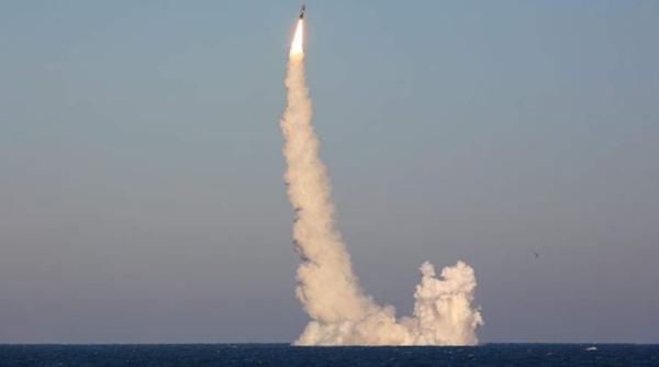 Moscova introduce în dotarea Forțelor Navale racheta Bulava cu focoase nucleare