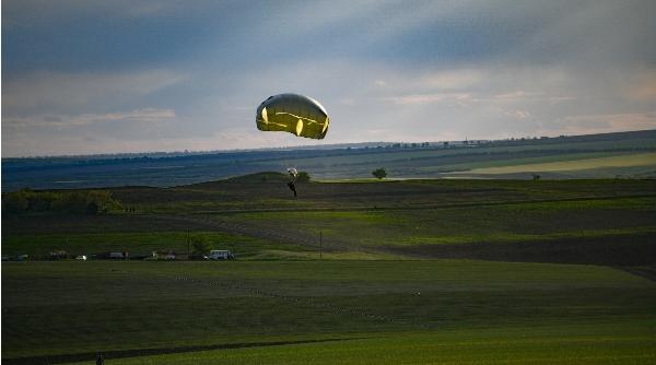 Parașutiștii moldoveni din Batalionul „Fulger” au efectuat salturi demonstrative în onoarea generalului român Grigore Baștan
