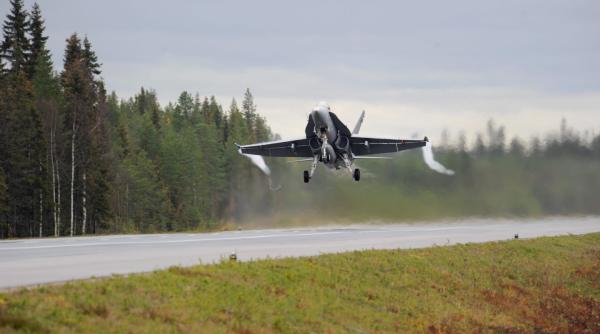 Au fost testate capacitățile avioanelor de luptă Gripen, în caz de război (Video). Gripen au aterizat pe șosele în condiții atipice