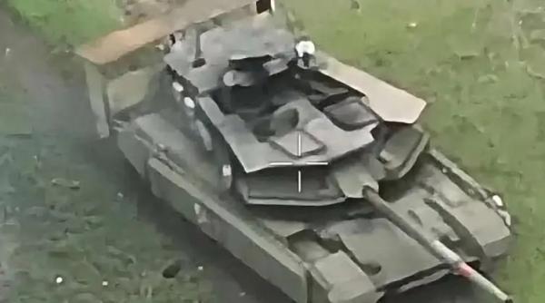 Armata rusă trimite pe frontul din Ucraina tancuri T-90M modernizate cu protecție antidronă îmbunătățită (Foto/Video)