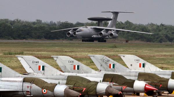 India se reorientează. Cel mai mare importator de arme din lume și-a redus la jumătate achizițiile din Rusia