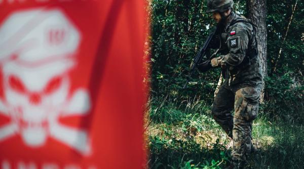 Tensiuni în Polonia după ce trei militari polonezi au ajuns în cătușe pentru că au tras focuri de avertizare la granița cu Belarus