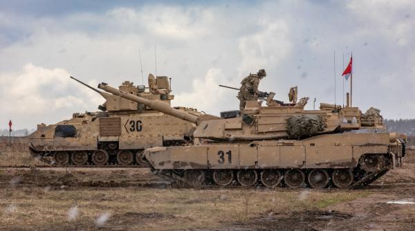 Experiența războiului din Ucraina ajută SUA să se asigure că viitoarele versiuni ale blindatelor Abrams și Bradley nu vor fi "moarte" pe linia frontului