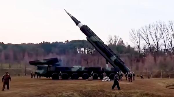 Coreea de Nord a lansat două rachete balistice, dintre care una ar fi căzut pe uscat