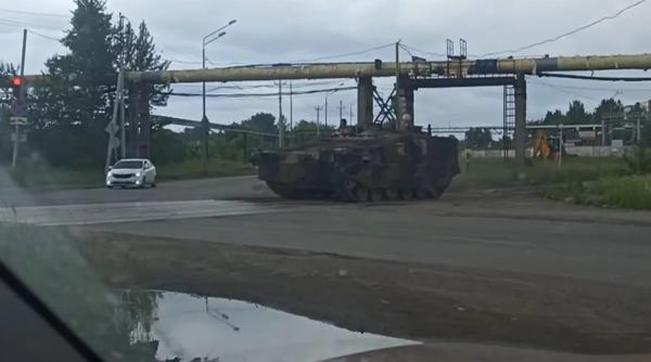 Rusia a dezvoltat un nou vehicul greu de luptă, însă tot pe o platformă veche. Blindatul are la bază T-72 și e adaptat războiului împotriva Ucrainei