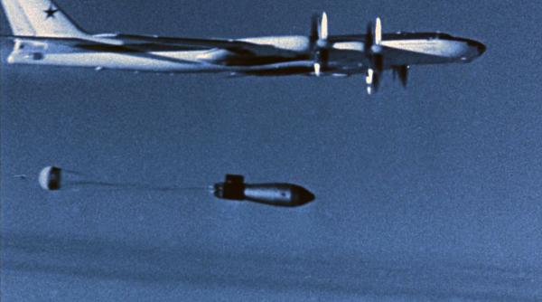 Știați că: După ce Tu-95 rus a lansat „Bomba Țarului” a pierdut 1.000 metri altitudine din cauza undei de șoc. E cea mai puternică bombă nucleară detonată vreodată