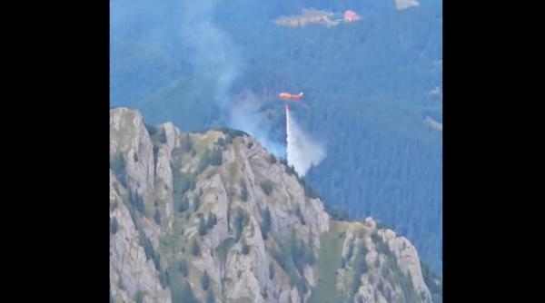 Un elicopter Black Hawk românesc dotat cu sistemul Bambi Bucket luptă cu incendiile în Masivul Bucegi (VIDEO)