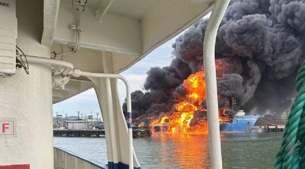 Traversarea cu feribotul a Strâmtorii Kerci este întreruptă: Nava Conro Trader, recent reparată de ruşi, este în flăcări (Foto/Video)