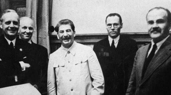 „Conspirația celor mai rele două forme de totalitarism”. 85 de ani de la semnarea Pactului Ribbentrop-Molotov care a îngropat Europa de Est