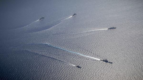 Exercițiu comun al grupărilor navale NATO: Marinari militari japonezi la bordul unei nave de luptă românești în Marea Mediterană