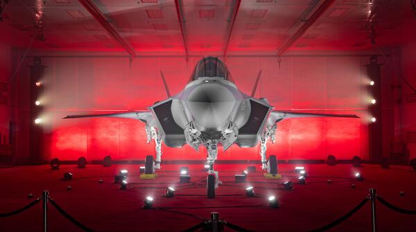 Primul din cele 32 de avioane F-35 ”Husarz” poloneze, prezentat cu mare fast în SUA