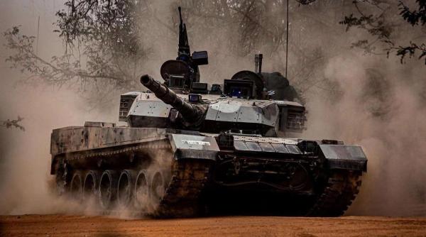 O țară clientă fidelă a armamentului rusesc vrea să se reorienteze: Tancul chinezesc VT-4 a câștigat în fața tancului rusesc T-90