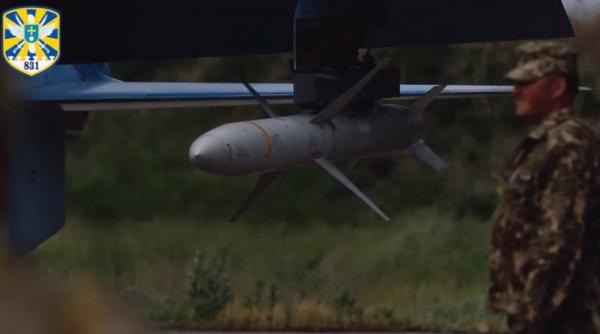 Forțele Aeriene Ucrainene au prezentat un avion Su-27 înarmat cu rachete occidentale AGM-88 HARM (Video)
