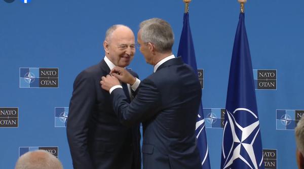 Mircea Geoană a fost decorat cu medalia NATO “Serviciul Merituos”, cel mai important ordin al Alianței