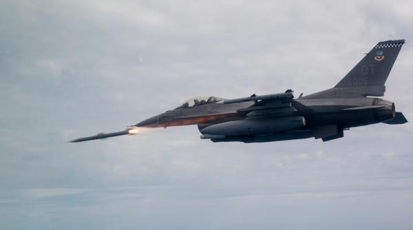 Performanță în SUA: Ultima versiune a AMRRAM lovește la 200 km. În viitor AMRAAM va fi racheta „accesibilă” în timp ce noile AIM-260, „arma foarte scumpă” 