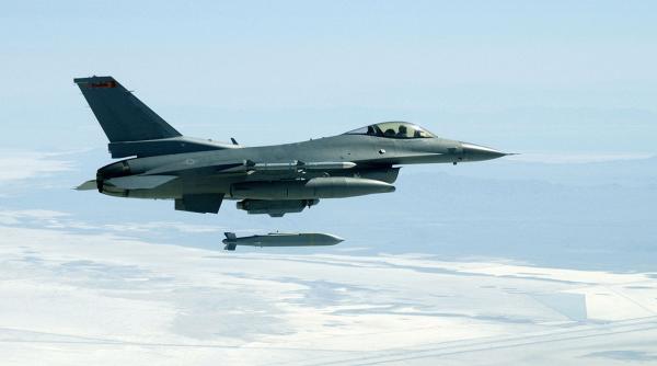 SUA trimit bombe ghidate cu rază medie pentru F-16 ucrainene. Bonus: Britanicii vor să permită utilizarea Storm Shadow pentru ținte militare din Rusia