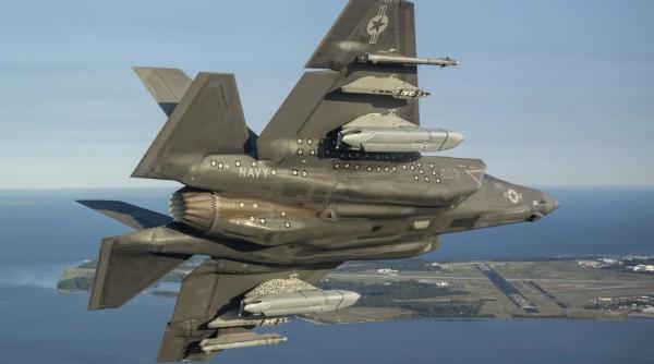 F-35 e de azi și mai letal: SUA prezintă în premieră un F-35 cu o rachetă LRASM, crucială pentru contracararea Chinei. Prețul însă e slăbirea capacității stealth