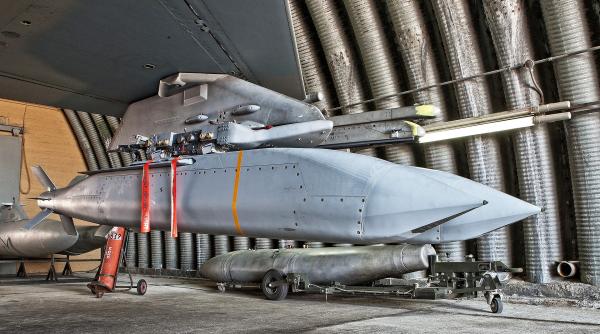 Ce avantaje oferă bomba americană AGM-154 JSOW pe F-16, pe care Ucraina o primeşte pentru a lovi forţele ruse?