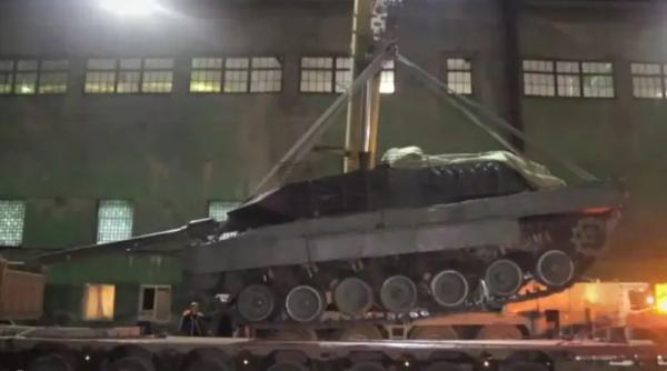 Ruşii au reuşit să extragă de pe frontul din Ucraina un tanc Leopard 2A6 (Foto/Video): Uzina rusă Uralvagonzavod l-a preluat deja pentru inspecţie