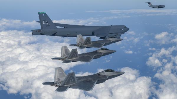 NATO arată Rusiei ce ar însemna un război nuclear cu Alianța. Zeci de avioane, inclusiv F-35 și bombardiere B-52, fac o demonstrație nucleară de forță