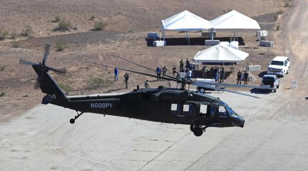 Legendarul Black Hawk, așa cum nu l-ați mai văzut. Americanii implementează sistemul Matrix iar elicopterele vor zbura singure