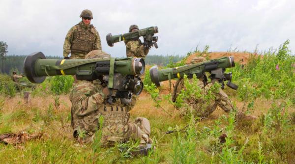 Venit la Kiev într-o vizită-fulger, șeful Pentagonului anunță un nou ajutor militar: Muniție pentru HIMARS, Javelin și transportoare blindate M113