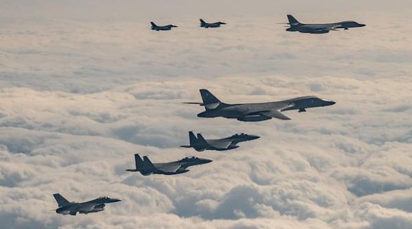 Lansarea de către Coreea de Nord a unei rachete balistice nu rămâne fără răspuns: Coreea de Sud, SUA și Japonia efectuează exerciții aeriene comune cu bombardiere B-1B