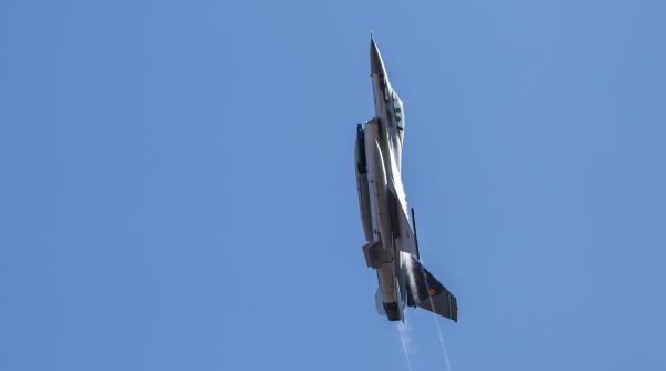 „Bătălie aeriană” pe cerul României: F-16 ale României au simulat respingerea unei forțe aeriene. Avioane puternice aliate au jucat rolul „inamicului”