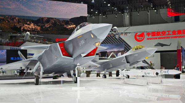 China prezintă oficial J-20S, primul avion de luptă stealth cu două locuri din lume, considerat „rivalul lui F-22”