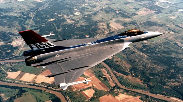 Știați că SUA au dezvoltat și F-16XL cu aripă delta? De ce F-16XL nu au avut viață lungă și unde sunt azi singurele avioane construite