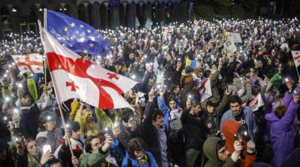 Georgienii protestează împotriva deciziei Guvernului de a amâna, până în 2028, negocierile de aderare le UE